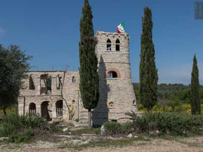 E pochi metri pi� in l� ecco la soprendente Torre degli Spiriti, che appare come un piccolo castello con tanto di torretta sulla quale svetta una bandiera dell'Italia. Realizzata interamente in pietra calcarea murgiana poggia su uno strato roccioso che affiora dal terreno